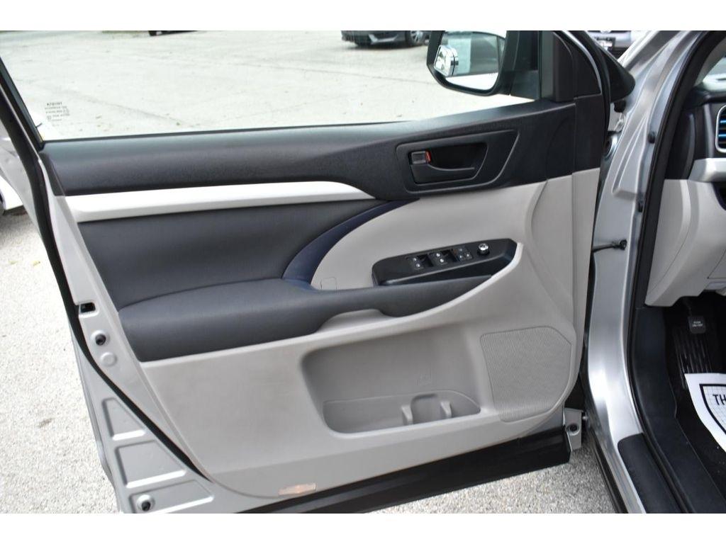 Toyota Highlander LE AWD V6 2016