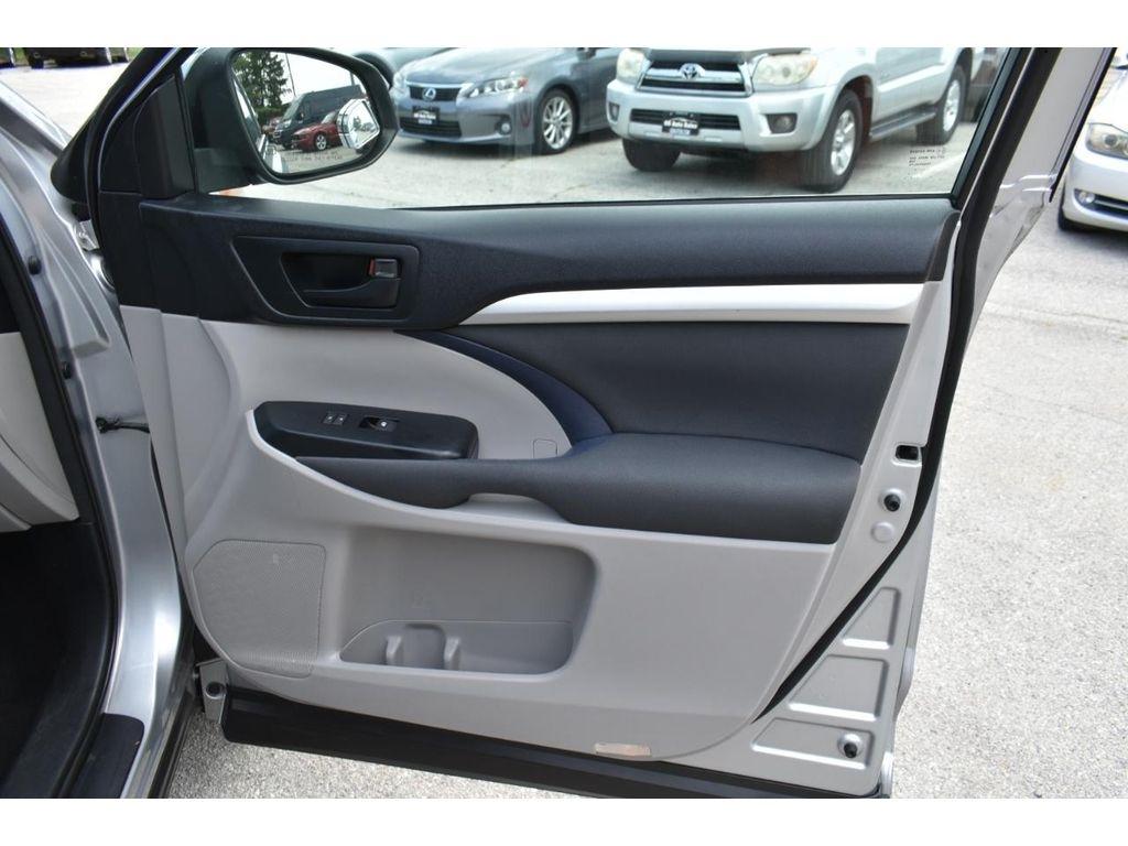 Toyota Highlander LE AWD V6 2016