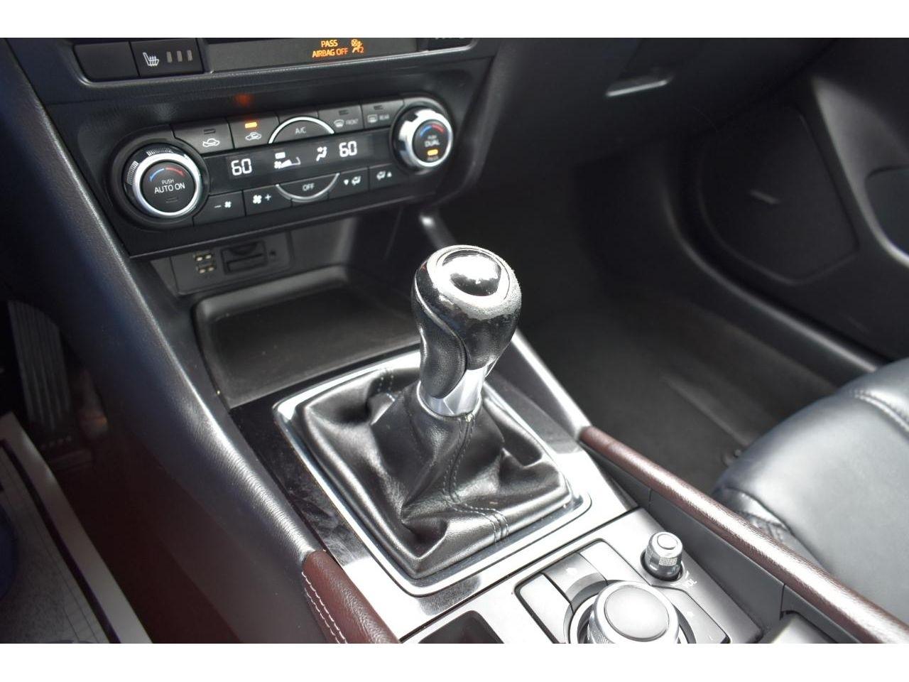 Mazda MAZDA3 i Touring MT 4-Door 2017