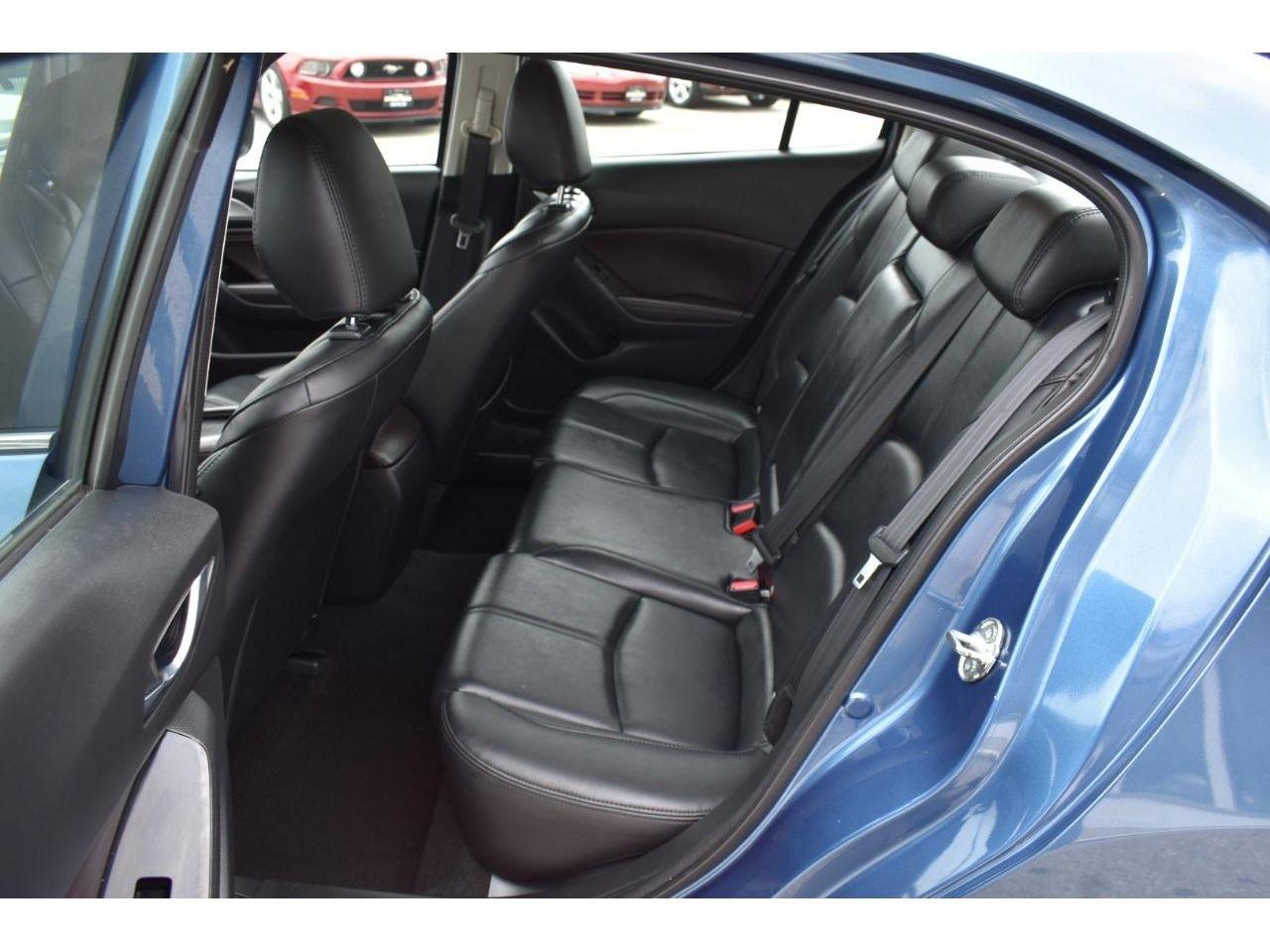Mazda MAZDA3 i Touring MT 4-Door 2017