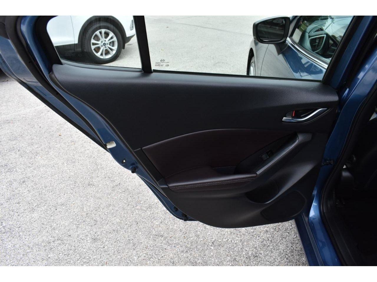 Mazda MAZDA3 i Touring MT 4-Door 2017