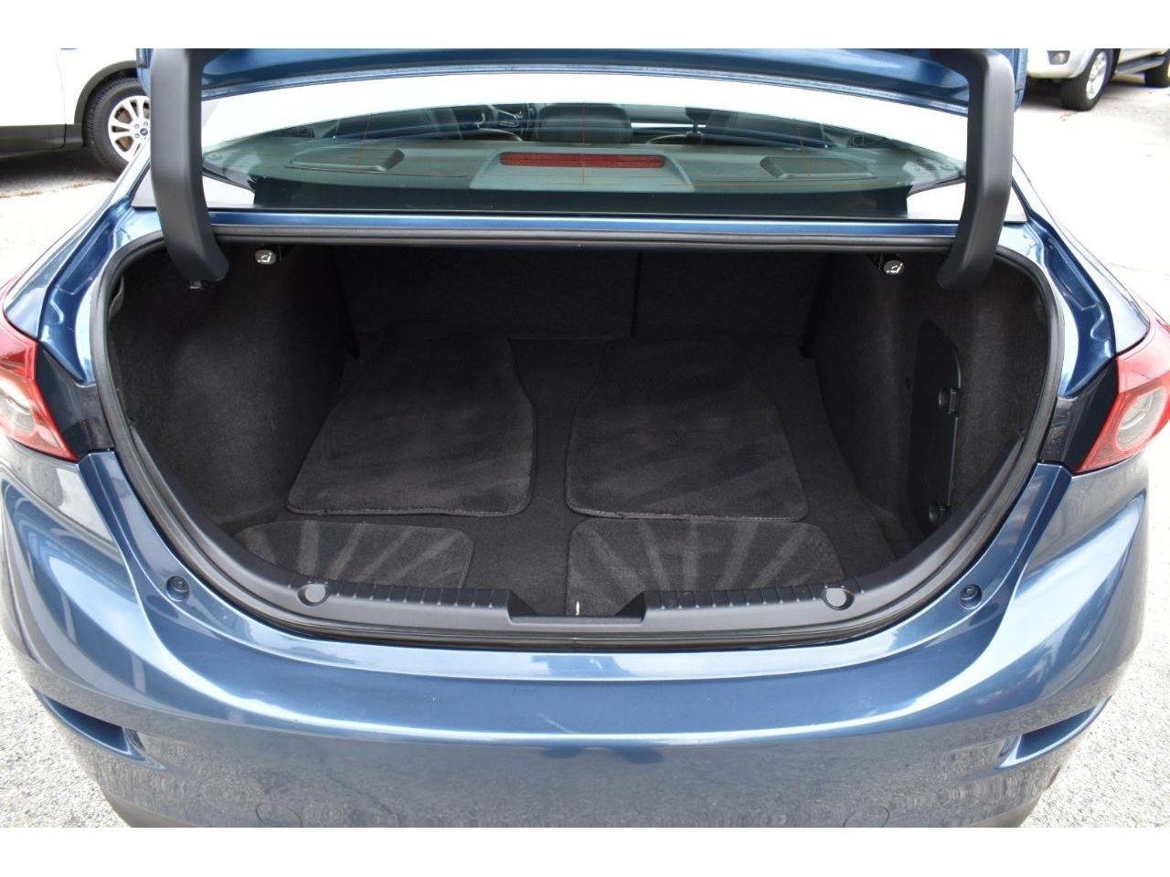 Mazda MAZDA3 i Touring MT 4-Door 2017