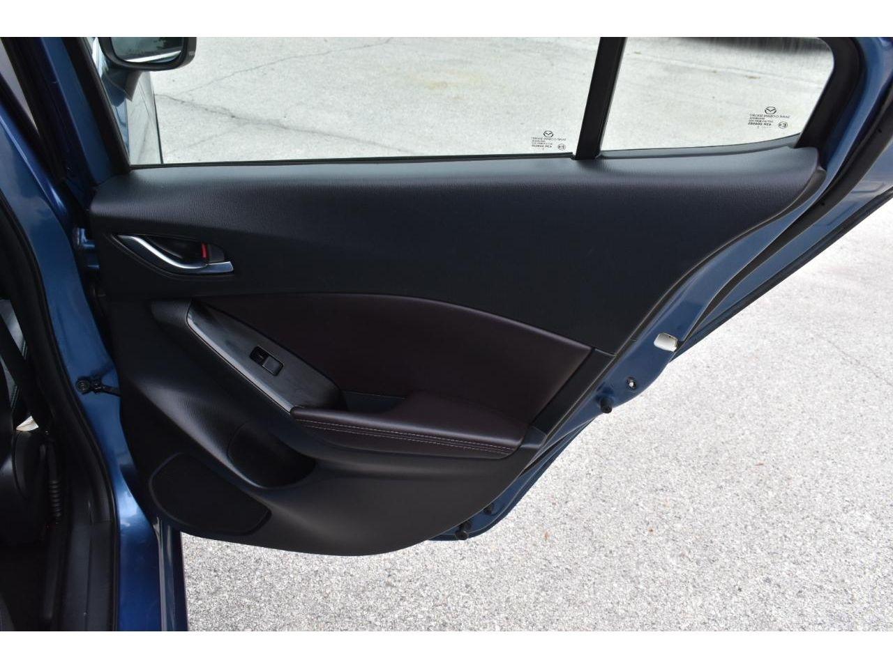 Mazda MAZDA3 i Touring MT 4-Door 2017