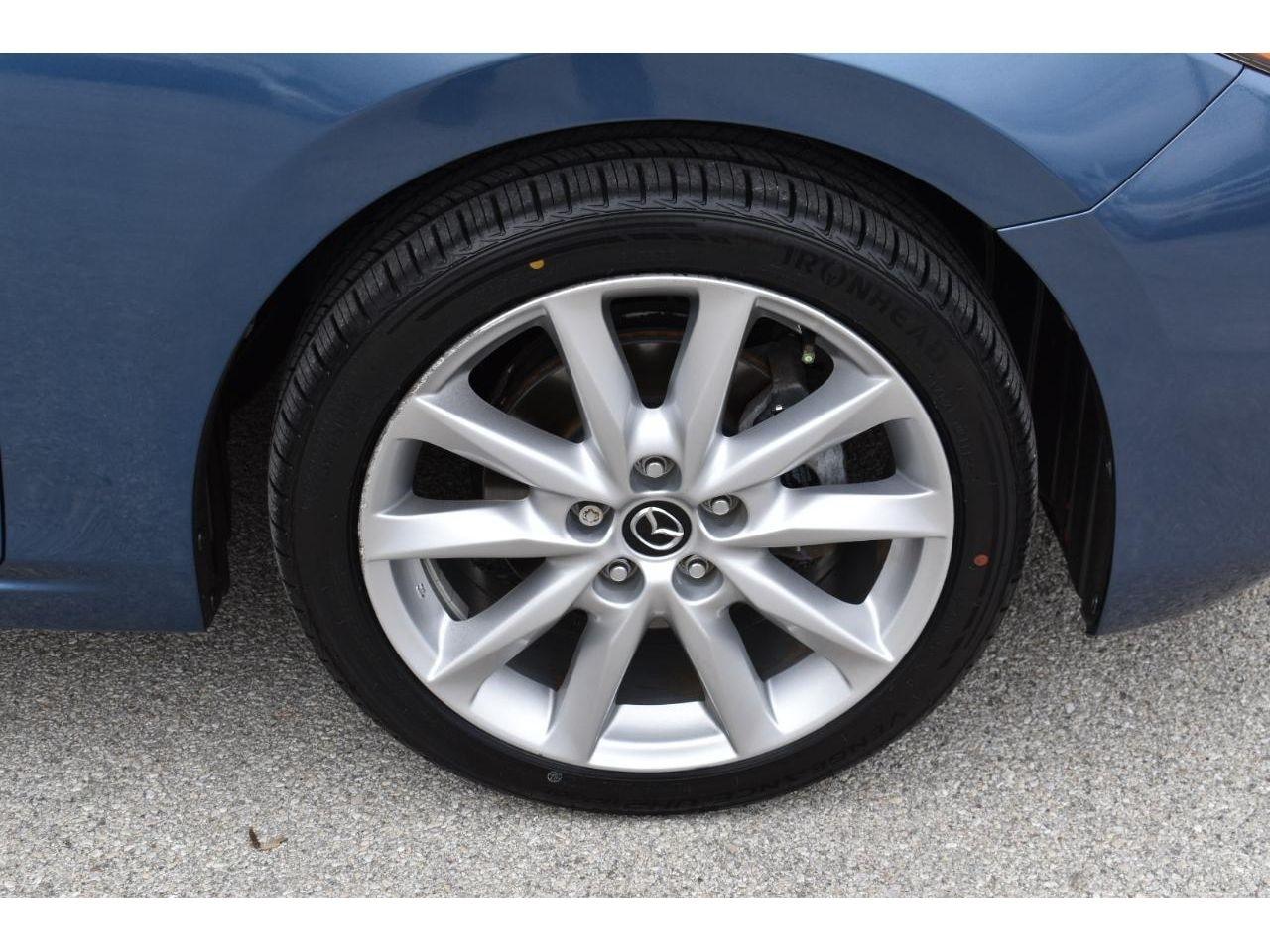 Mazda MAZDA3 i Touring MT 4-Door 2017
