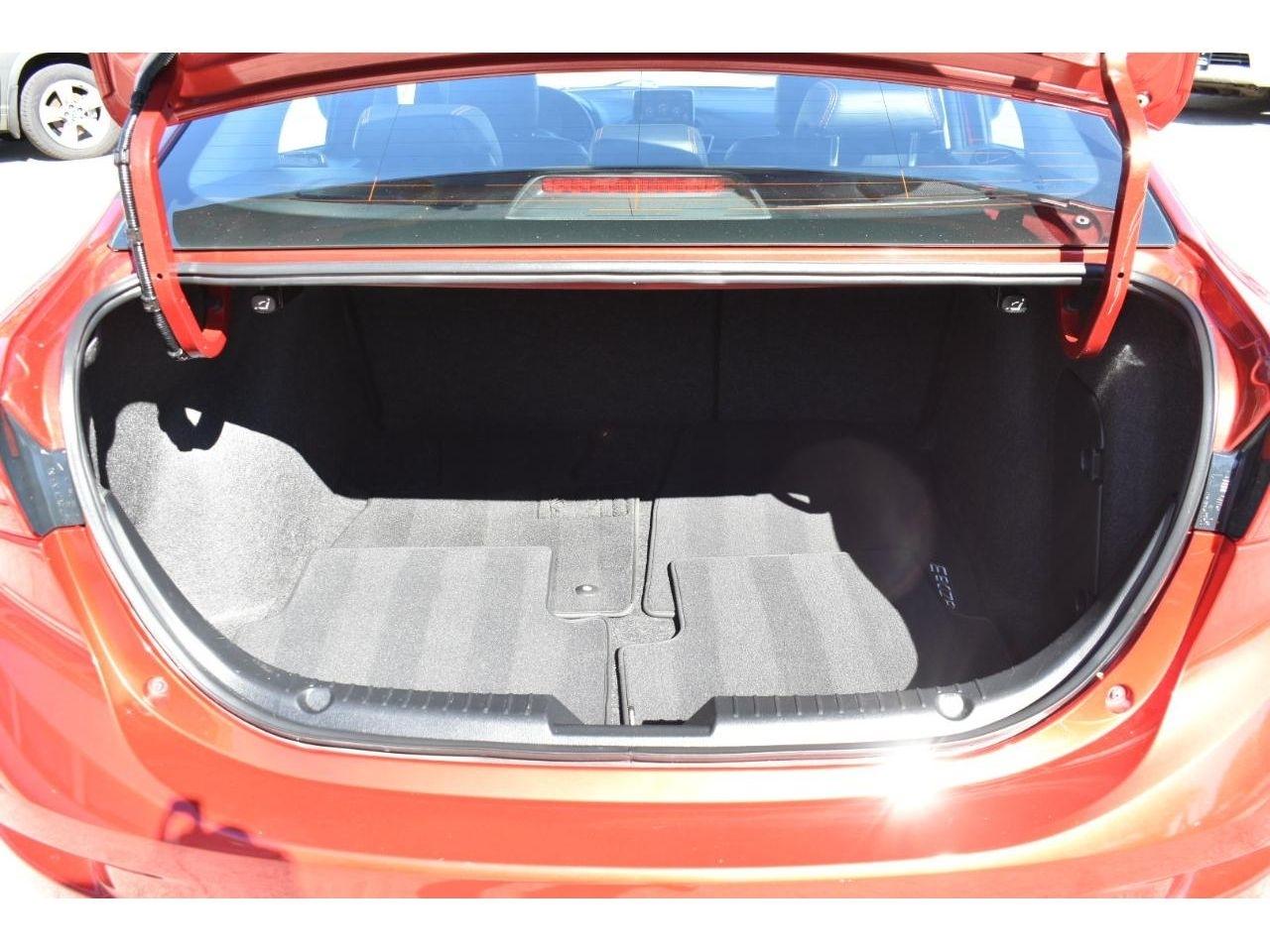 Mazda MAZDA3 I Grand Touring AT 4-Door 2015