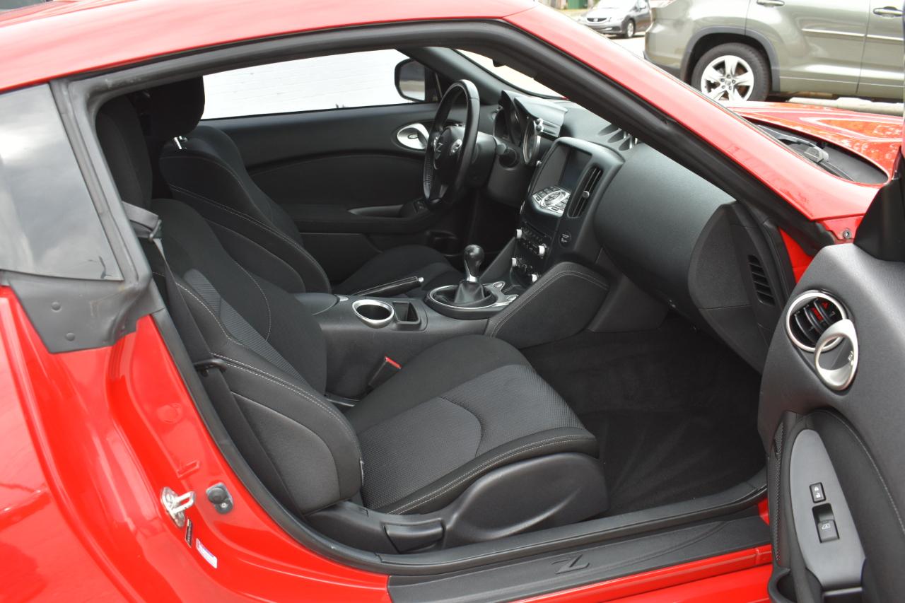 Nissan Z 370Z Coupe Sport Tech 6MT 2015
