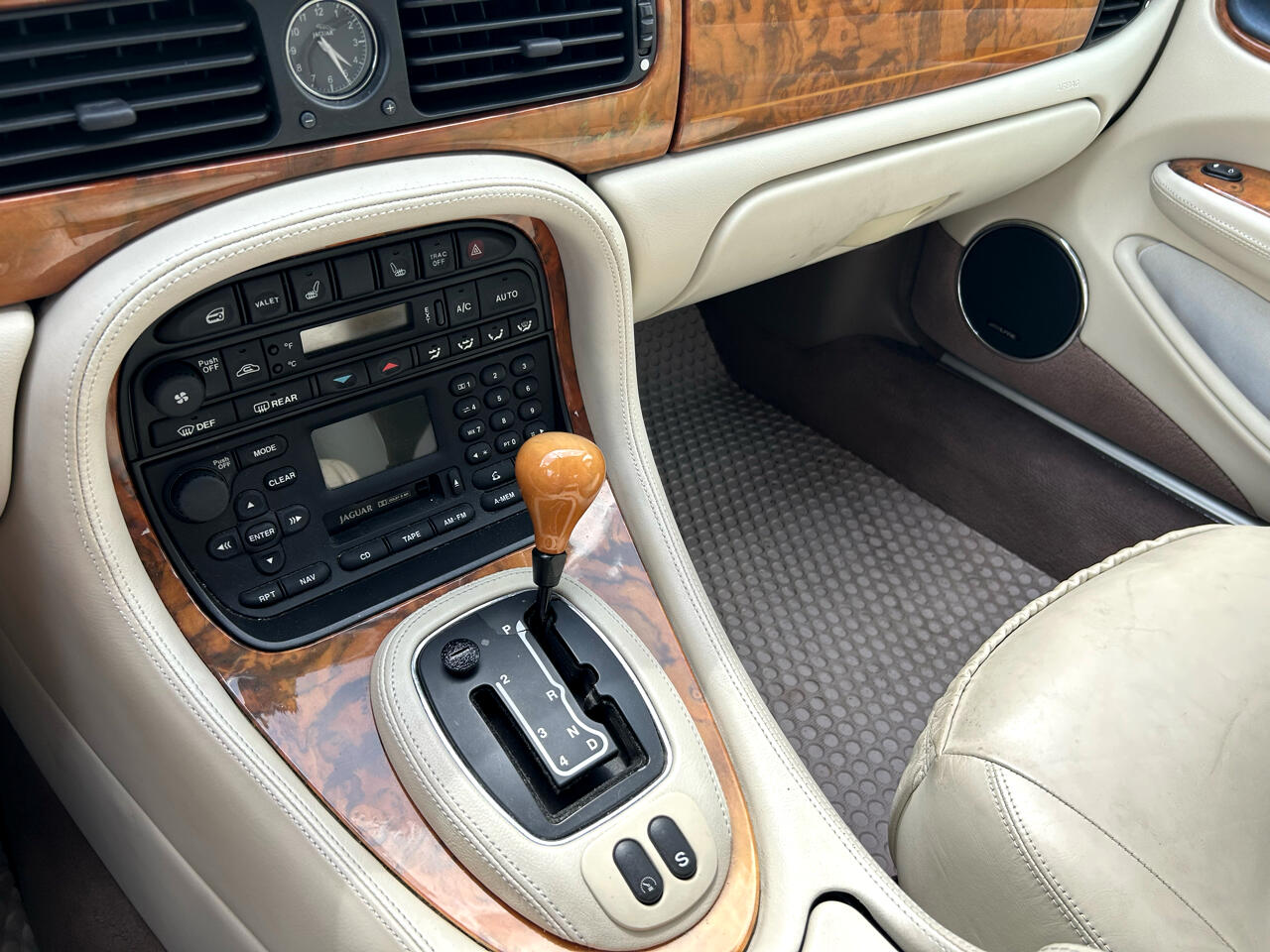 Jaguar XJ 4dr Sdn Vanden Plas 2001 Jaguar XJ 4dr Sdn Vanden Plas 2001