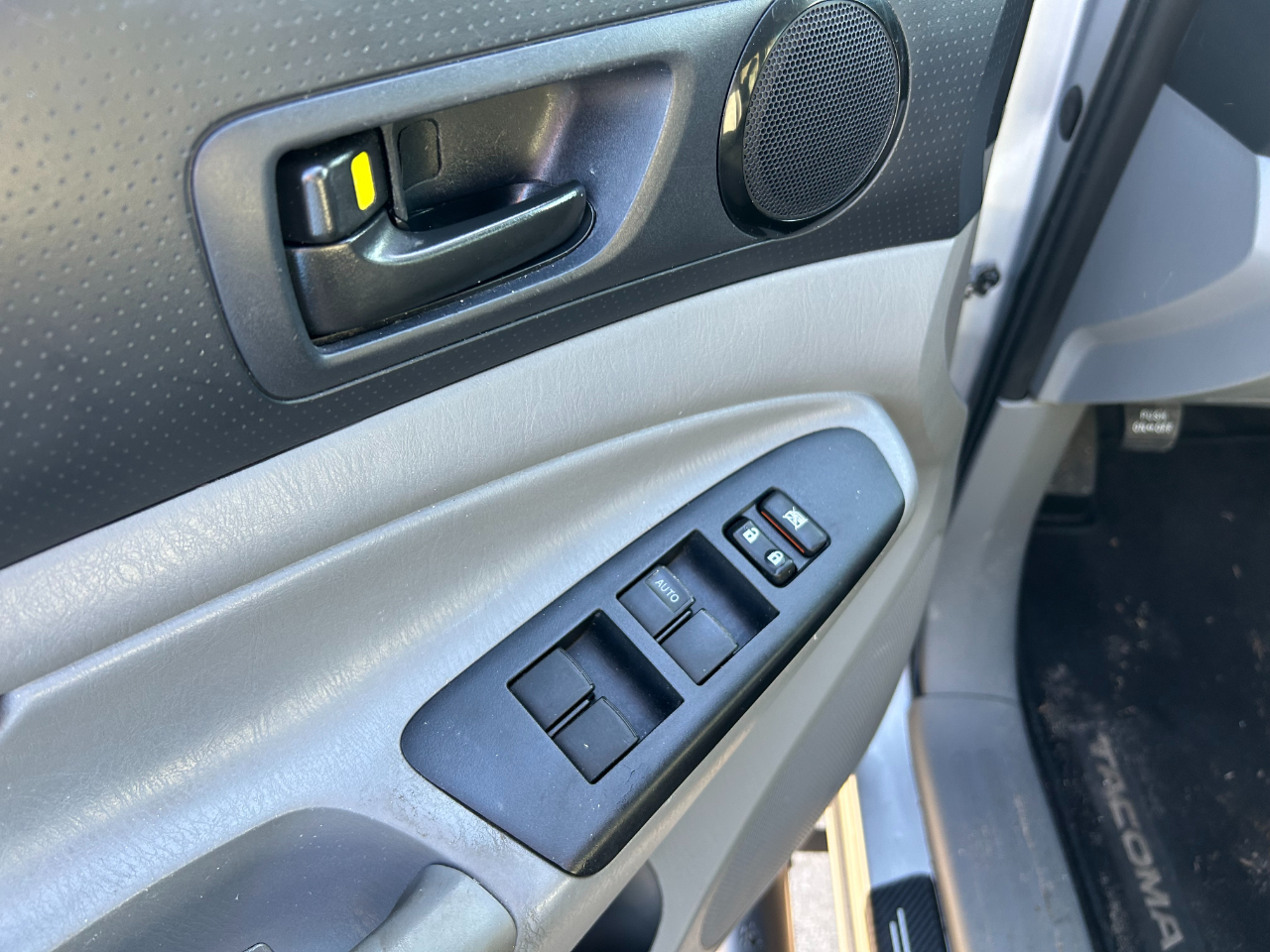 Toyota Tacoma 2WD Double Cab I4 AT PreRunner (Natl) 2012