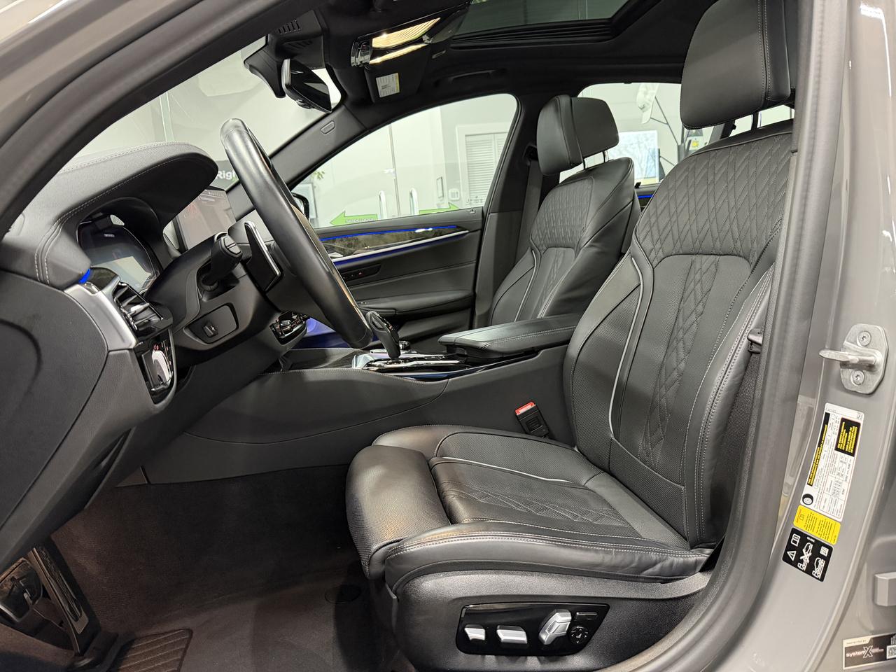 BMW 5-Series M550i xDrive 2021