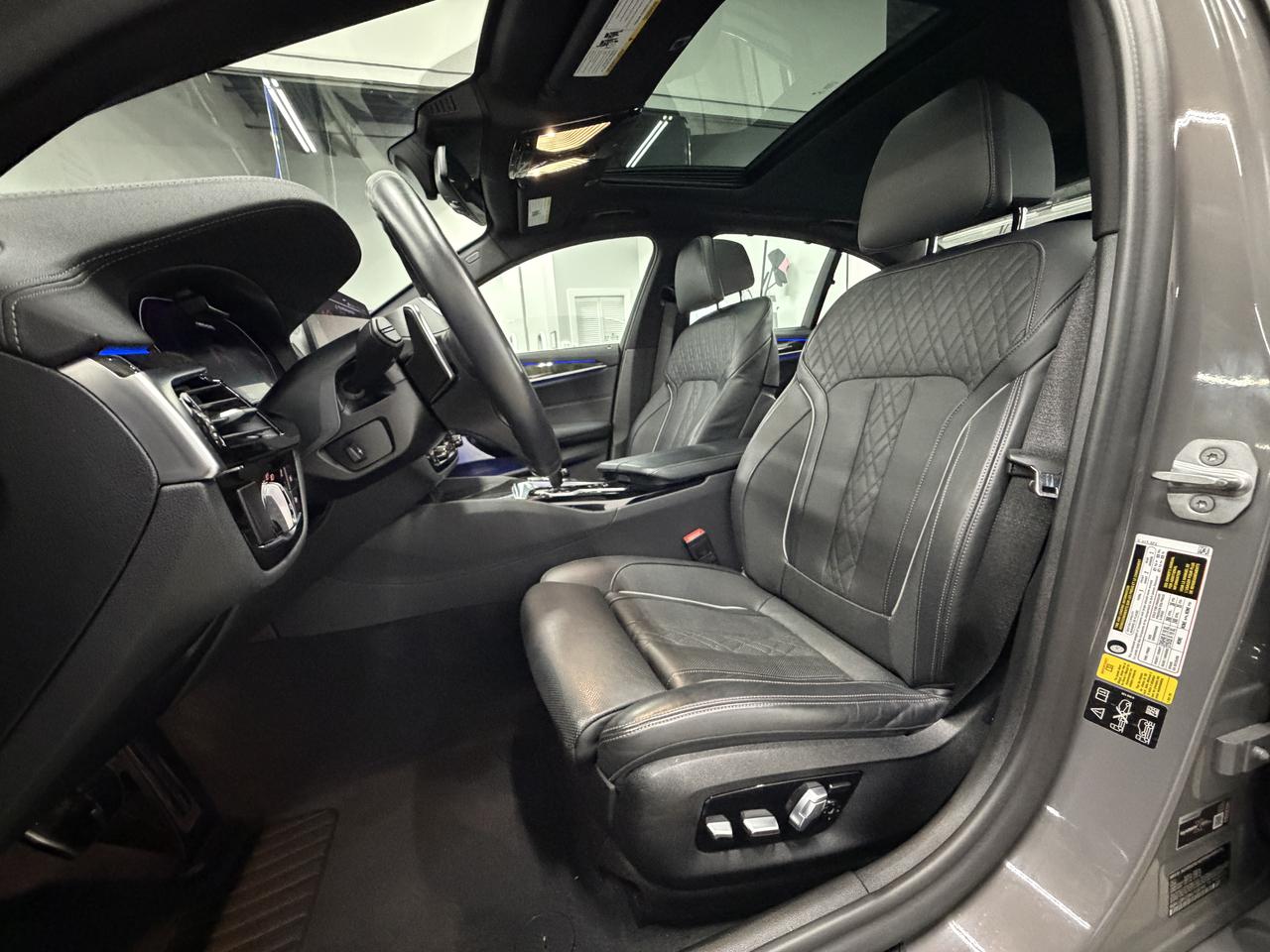 BMW 5-Series M550i xDrive 2021