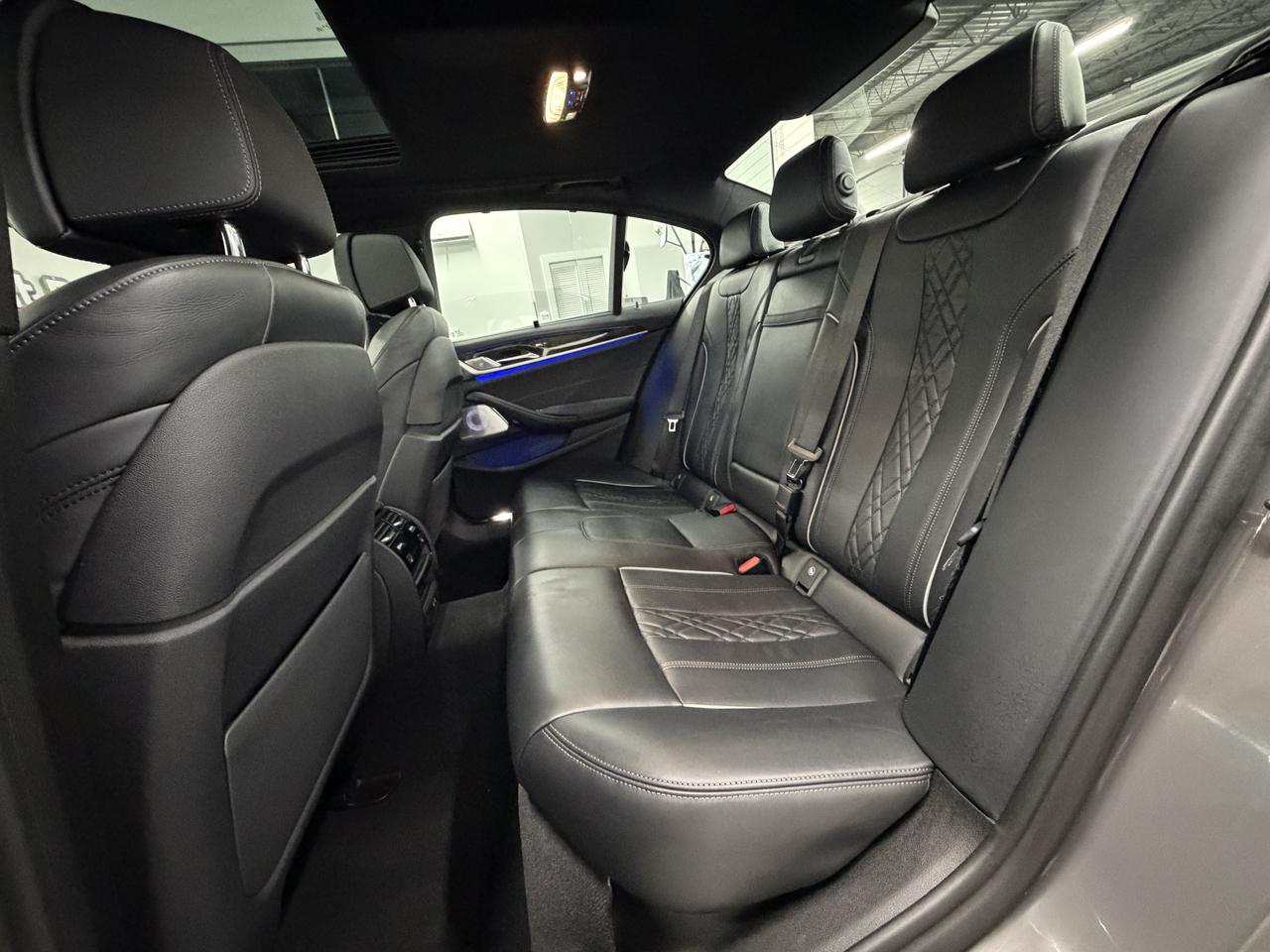 BMW 5-Series M550i xDrive 2021