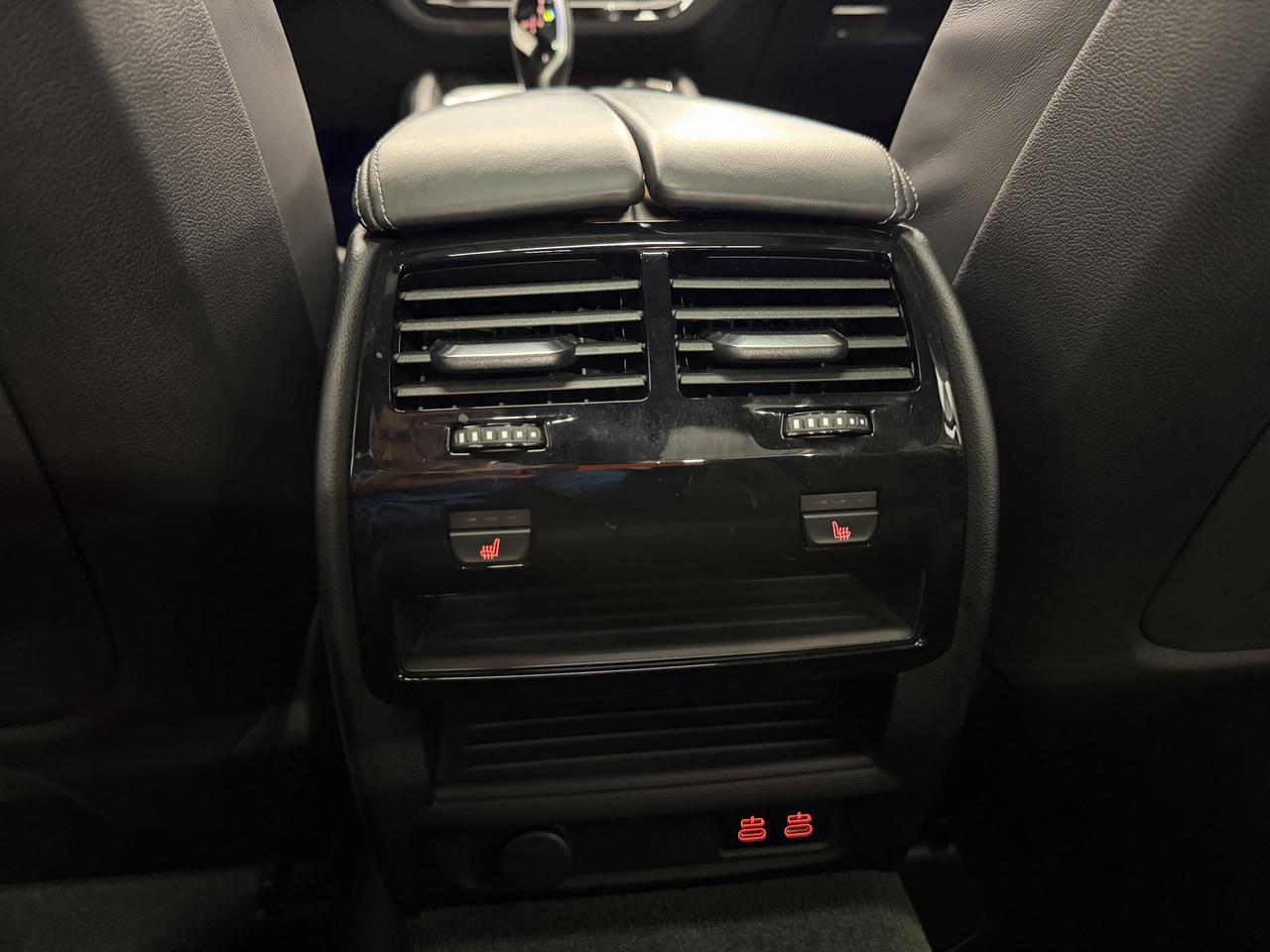 BMW 5-Series M550i xDrive 2021