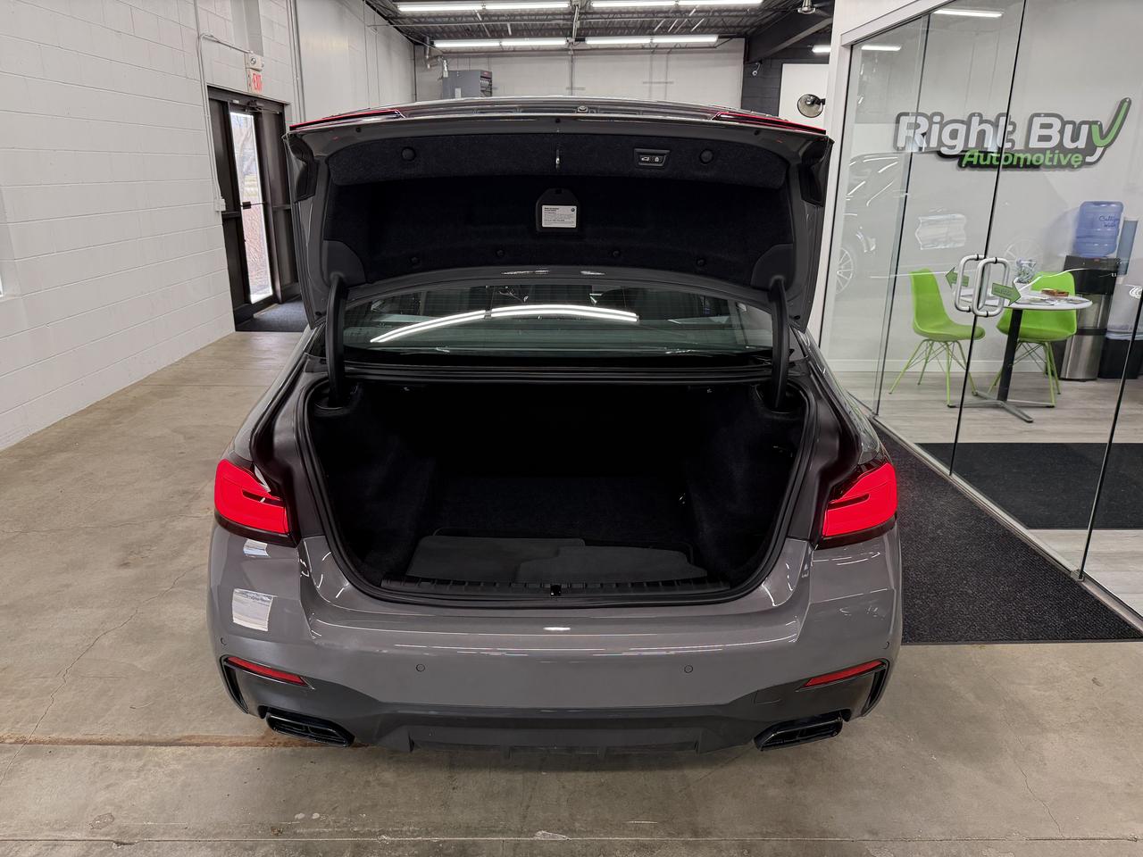 BMW 5-Series M550i xDrive 2021