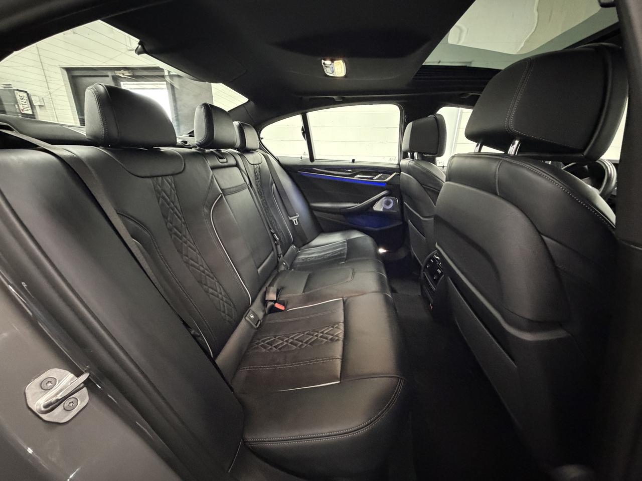 BMW 5-Series M550i xDrive 2021