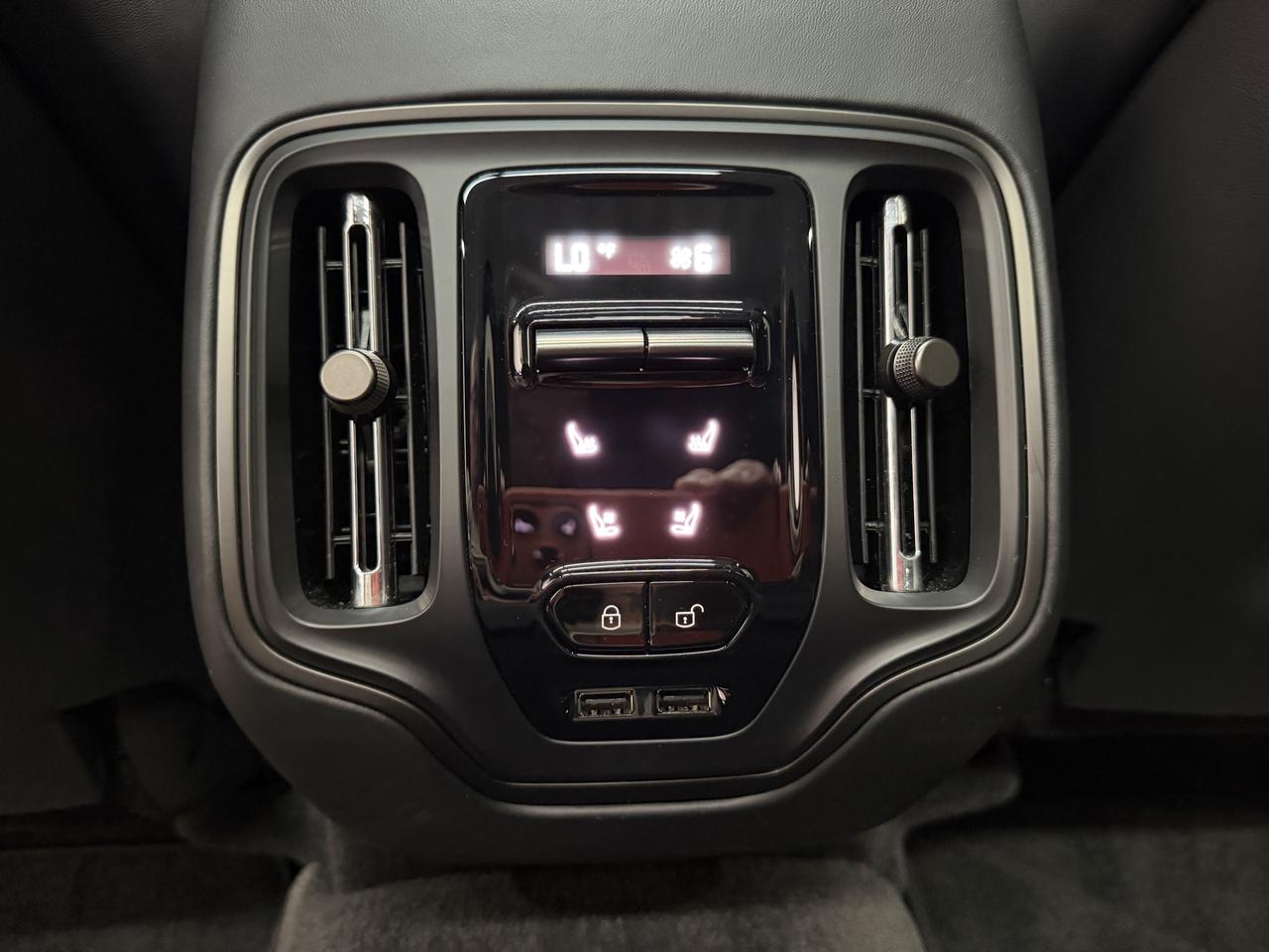 Aston Martin DBX707 Base 2025