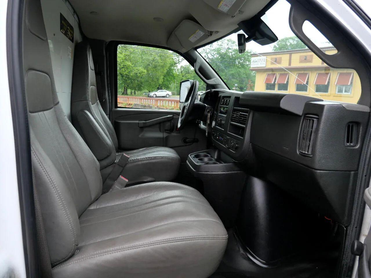 GMC Savana Commercial Cutaway 3500 Van 177" 2019