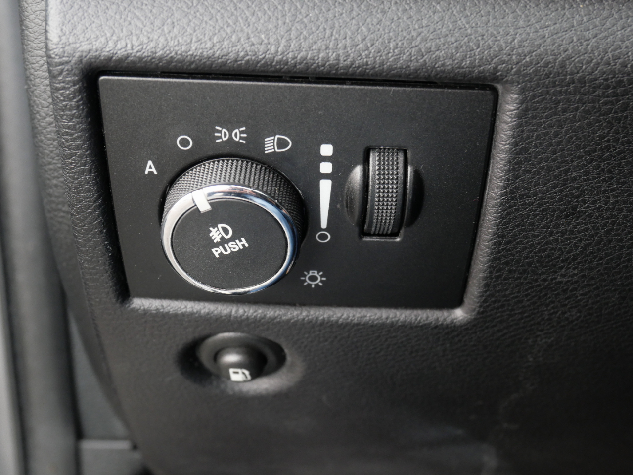 Jeep Grand Cherokee 4WD 4dr Overland 2011 Jeep Grand Cherokee 4WD 4dr Overland 2011