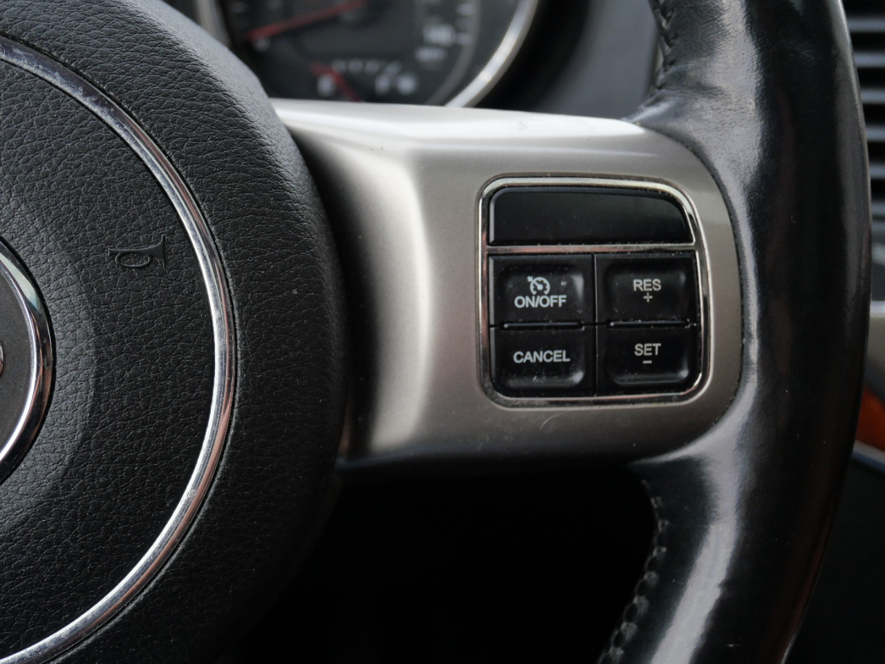 Jeep Grand Cherokee 4WD 4dr Overland 2011 Jeep Grand Cherokee 4WD 4dr Overland 2011