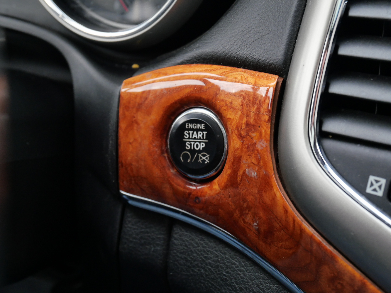 Jeep Grand Cherokee 4WD 4dr Overland 2011 Jeep Grand Cherokee 4WD 4dr Overland 2011