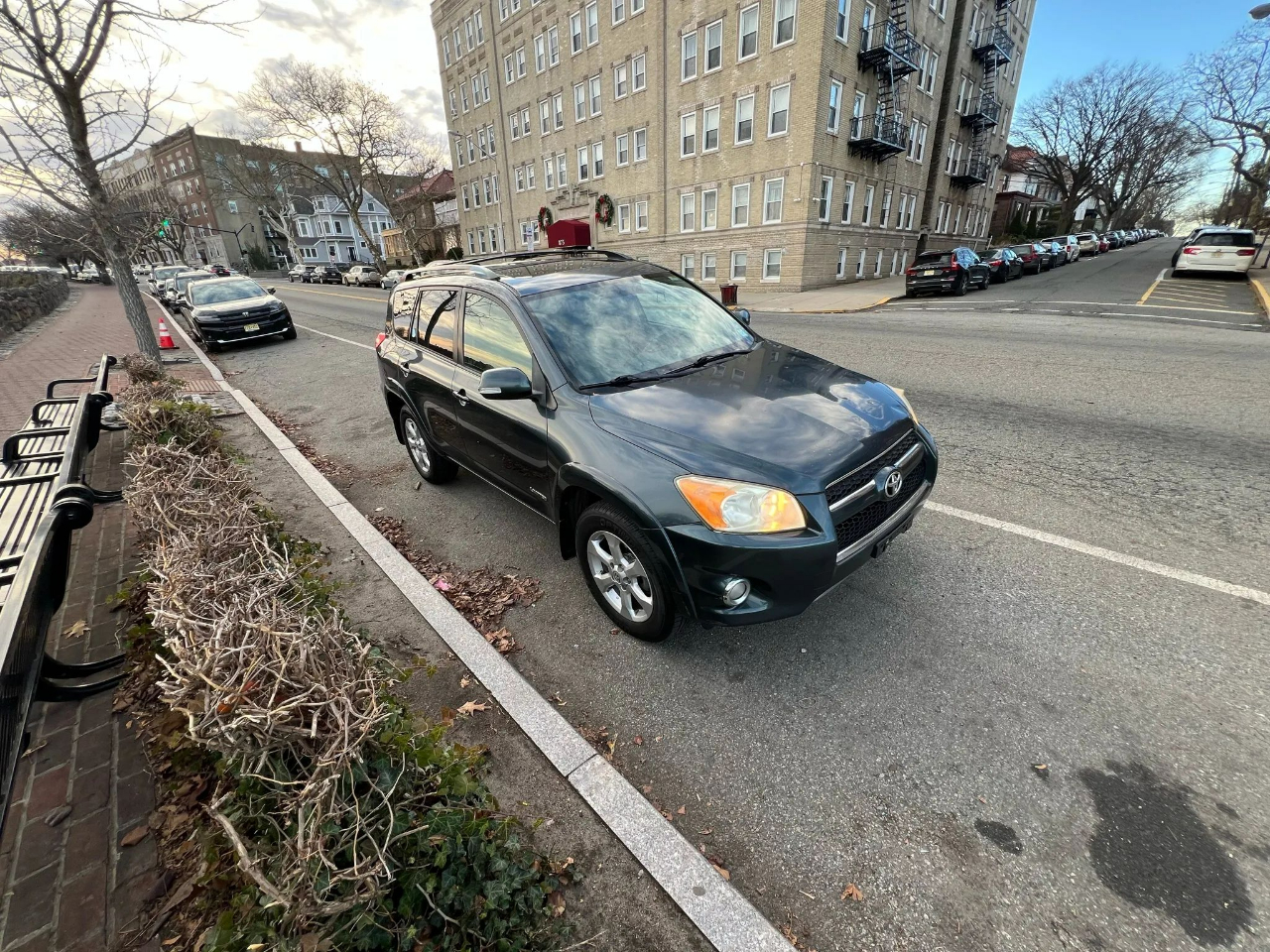 Toyota RAV4 4WD 4dr 4-cyl 4-Spd AT Ltd (Natl) 2009