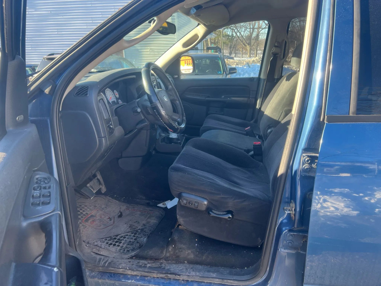 Dodge Ram 1500 4dr Quad Cab 140.5" WB 4WD SLT 2004