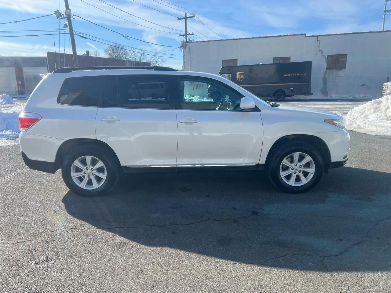 Toyota Highlander 4WD 4dr V6 Plus (Natl) 2013