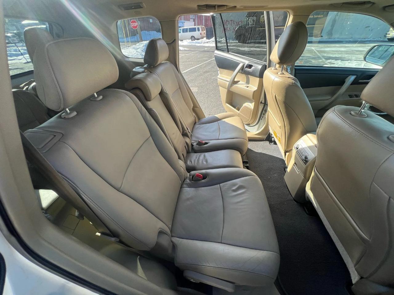 Toyota Highlander 4WD 4dr V6 Plus (Natl) 2013