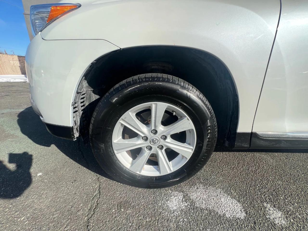 Toyota Highlander 4WD 4dr V6 Plus (Natl) 2013