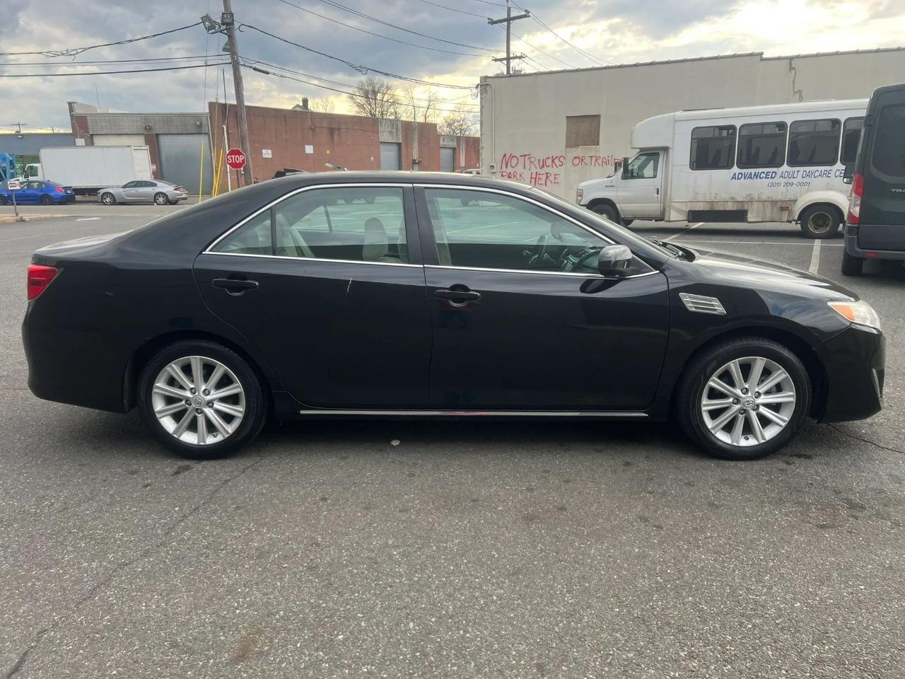 Toyota Camry 4dr Sdn I4 Auto XLE (Natl) 2013