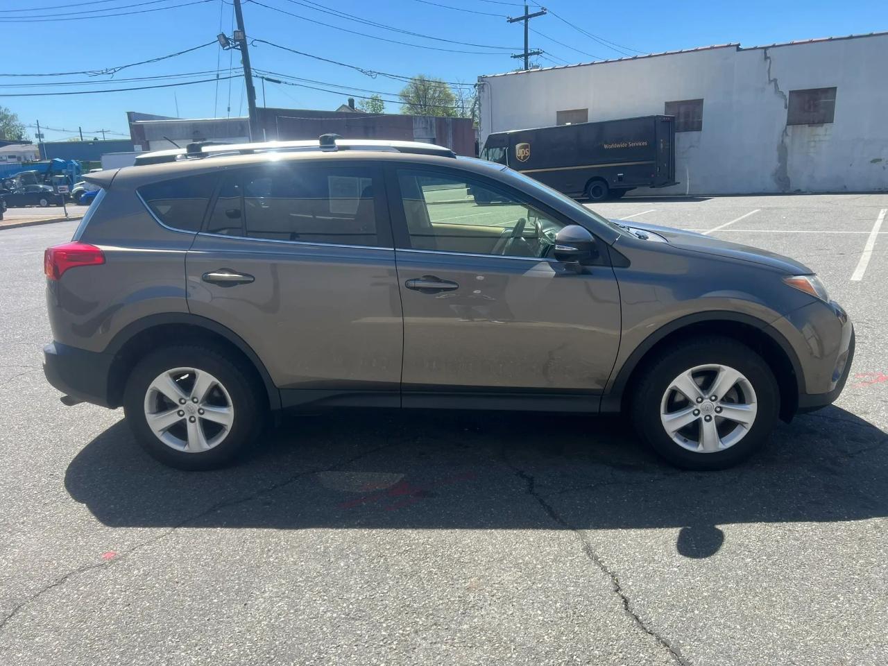 Toyota RAV4 FWD 4dr XLE (Natl) 2013