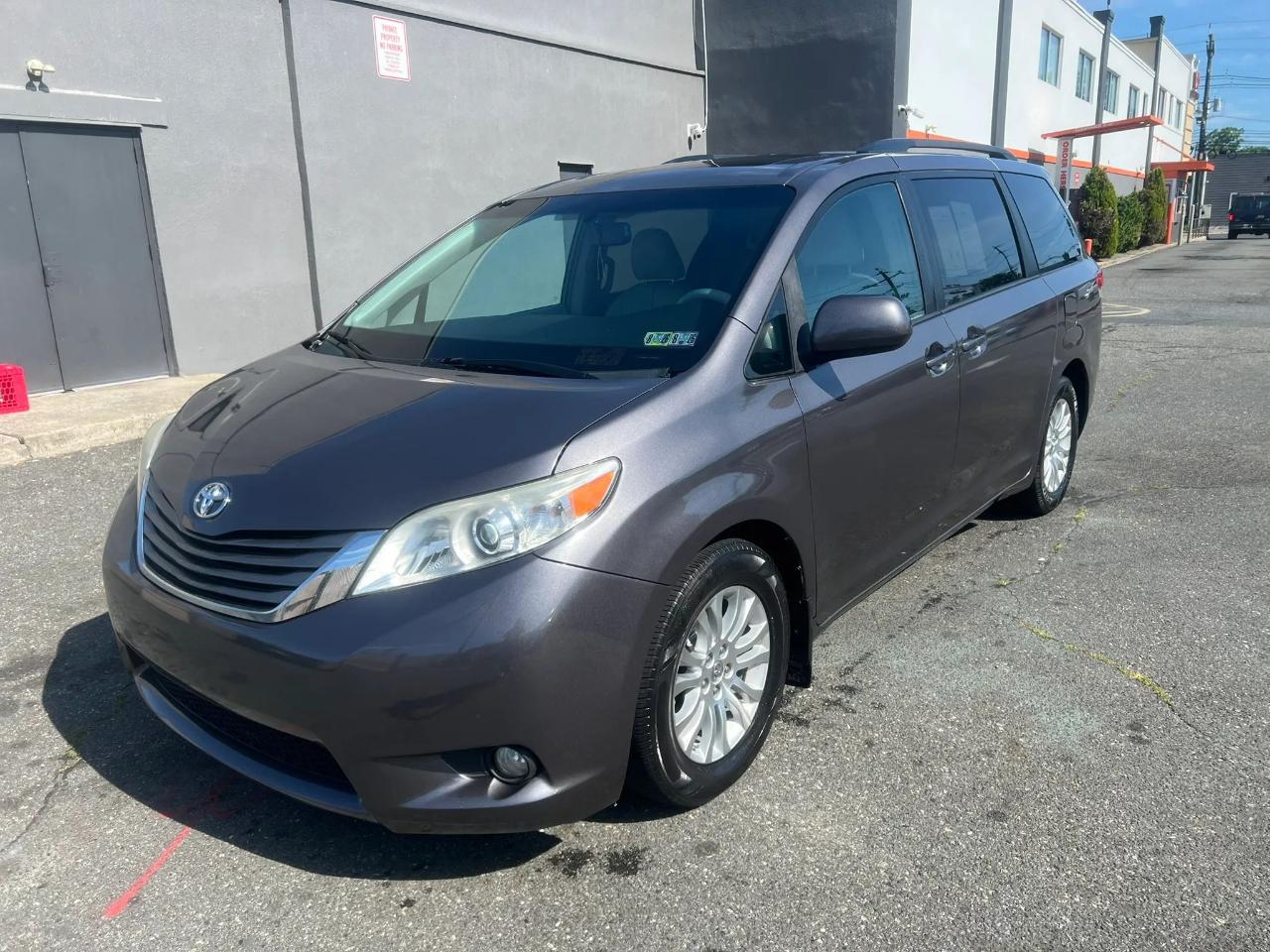 2014 Toyota Sienna 5dr 7-Pass Van V6 XLE AAS FWD (Natl)