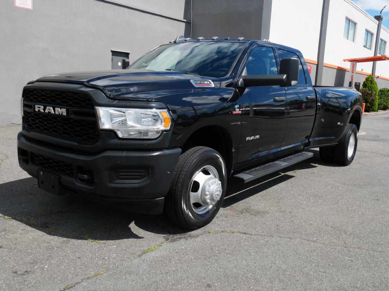 RAM 3500 Tradesman 4x4 Crew Cab 8' Box 2022