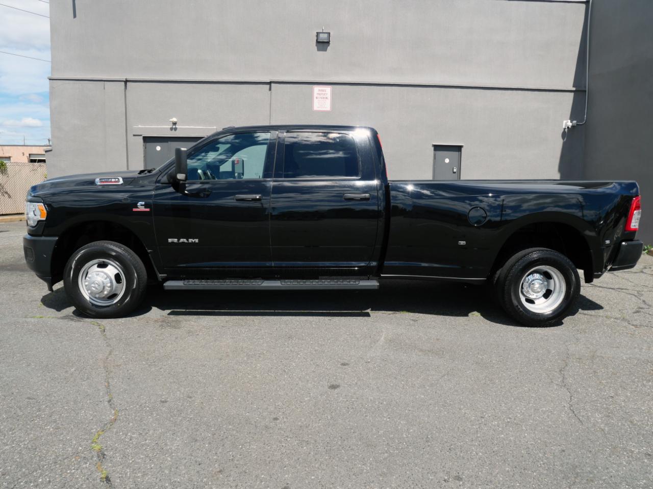 RAM 3500 Tradesman 4x4 Crew Cab 8' Box 2022