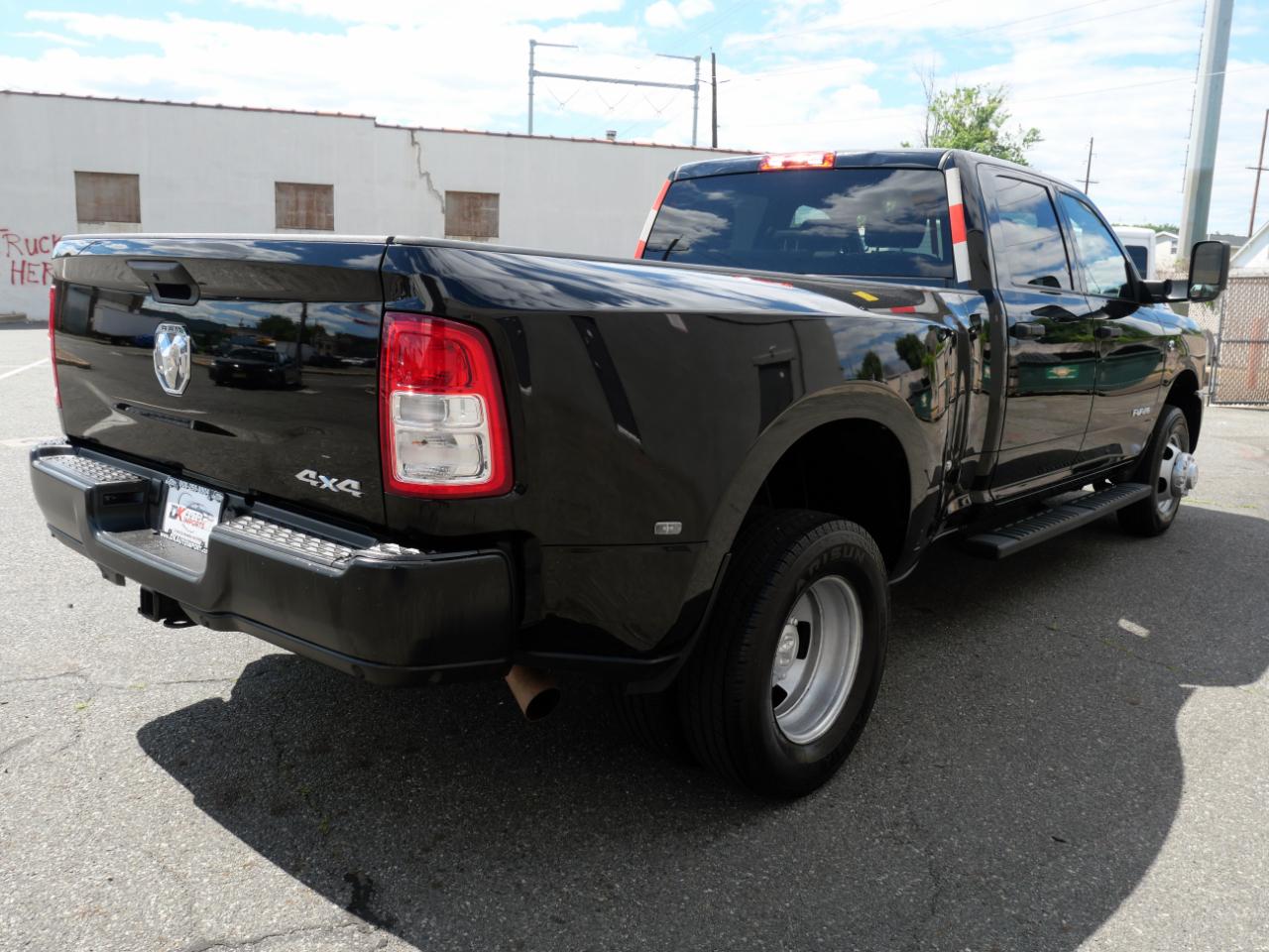RAM 3500 Tradesman 4x4 Crew Cab 8' Box 2022