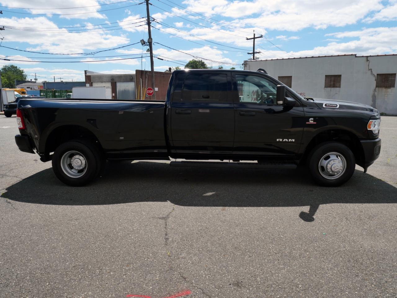 RAM 3500 Tradesman 4x4 Crew Cab 8' Box 2022
