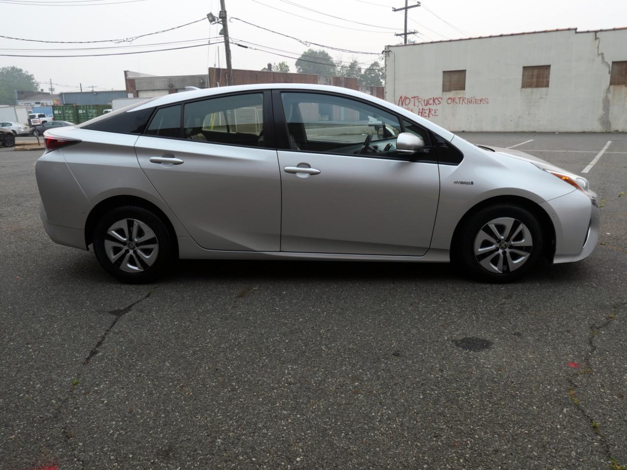 Toyota Prius Four Touring (Natl) 2017