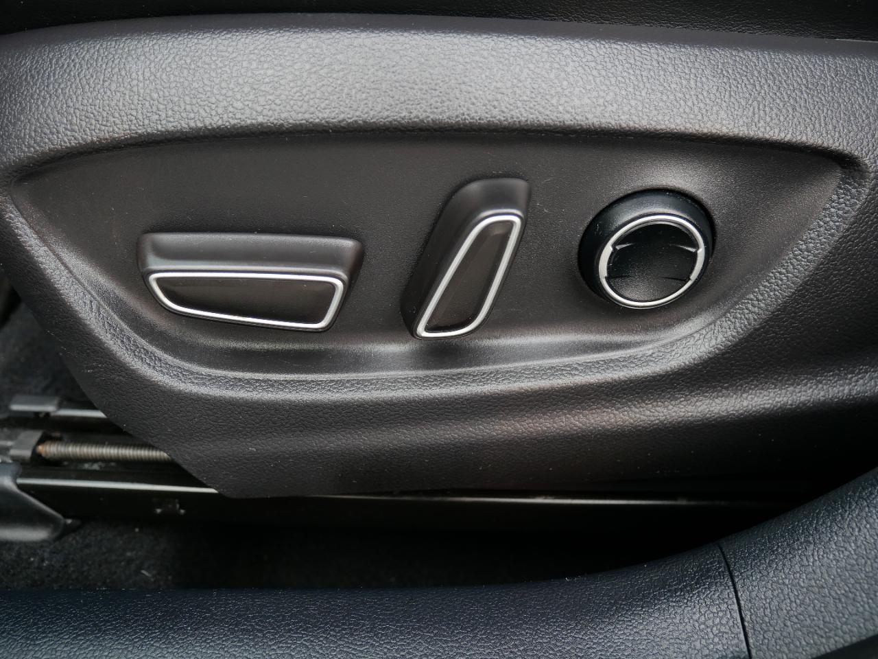 Toyota Prius Four Touring (Natl) 2017