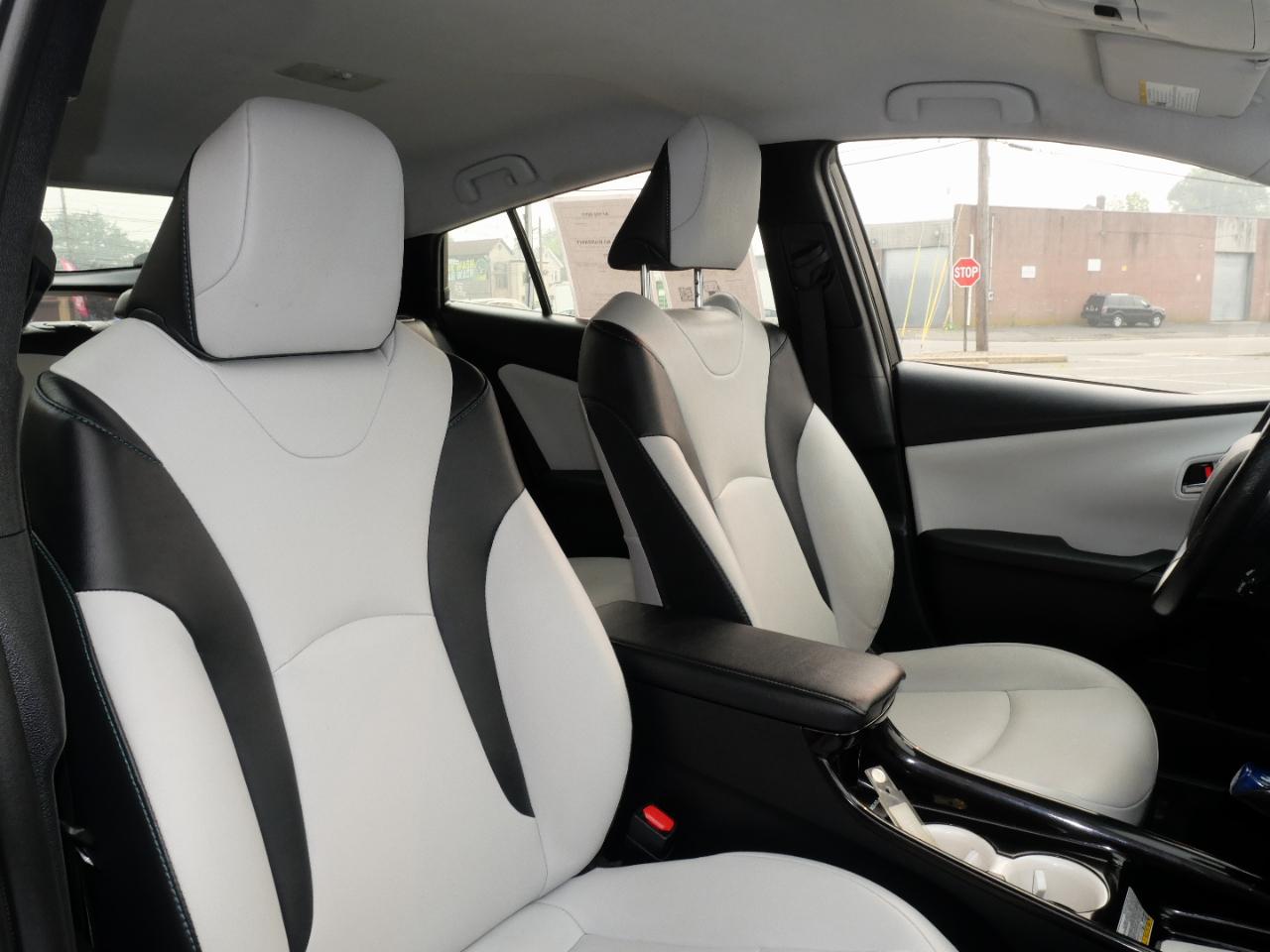 Toyota Prius Four Touring (Natl) 2017