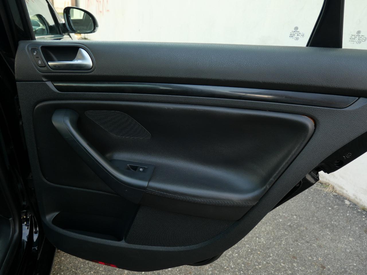Volkswagen Jetta Sedan 4dr Auto Limited PZEV 2010