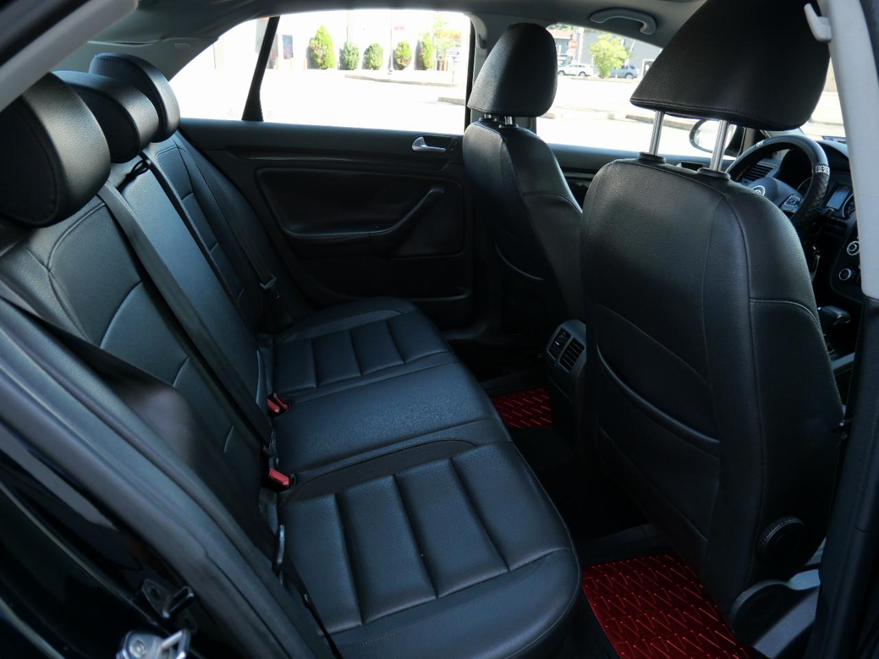 Volkswagen Jetta Sedan 4dr Auto Limited PZEV 2010
