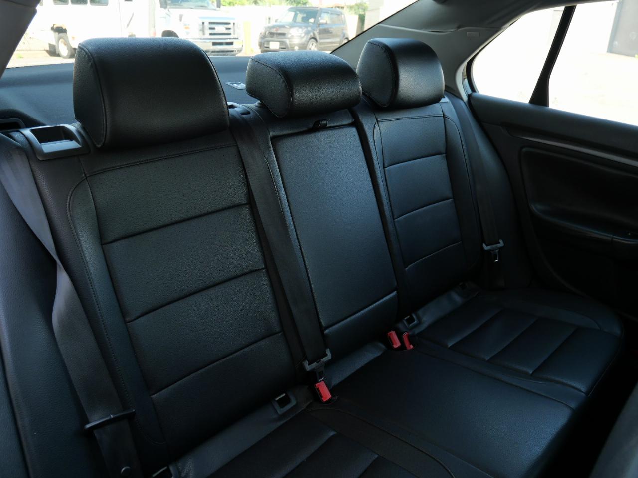Volkswagen Jetta Sedan 4dr Auto Limited PZEV 2010