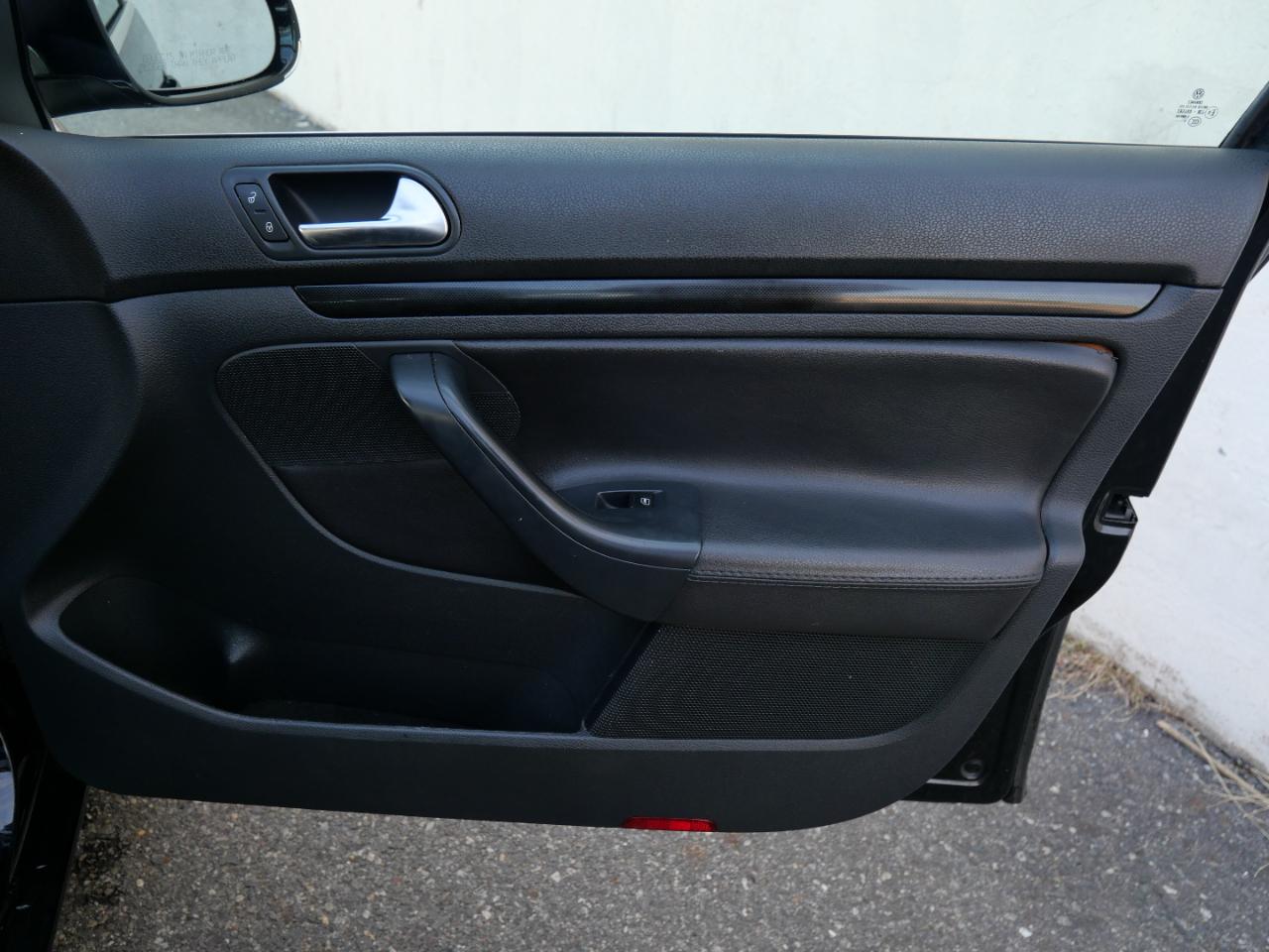 Volkswagen Jetta Sedan 4dr Auto Limited PZEV 2010
