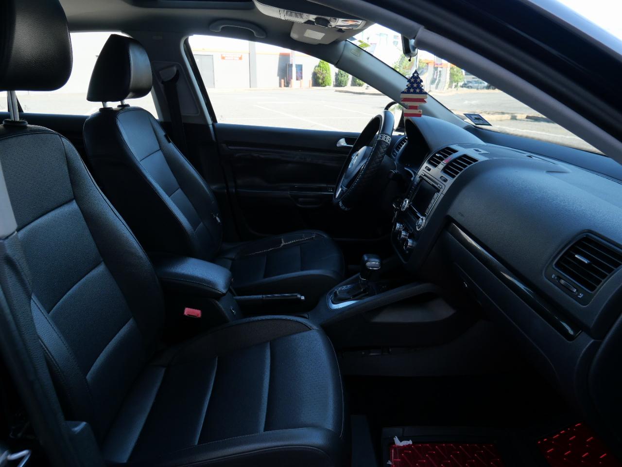 Volkswagen Jetta Sedan 4dr Auto Limited PZEV 2010