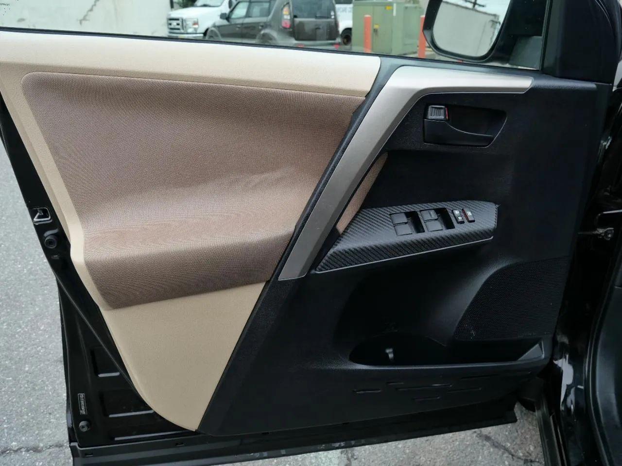 Toyota RAV4 AWD 4dr XLE (Natl) 2013