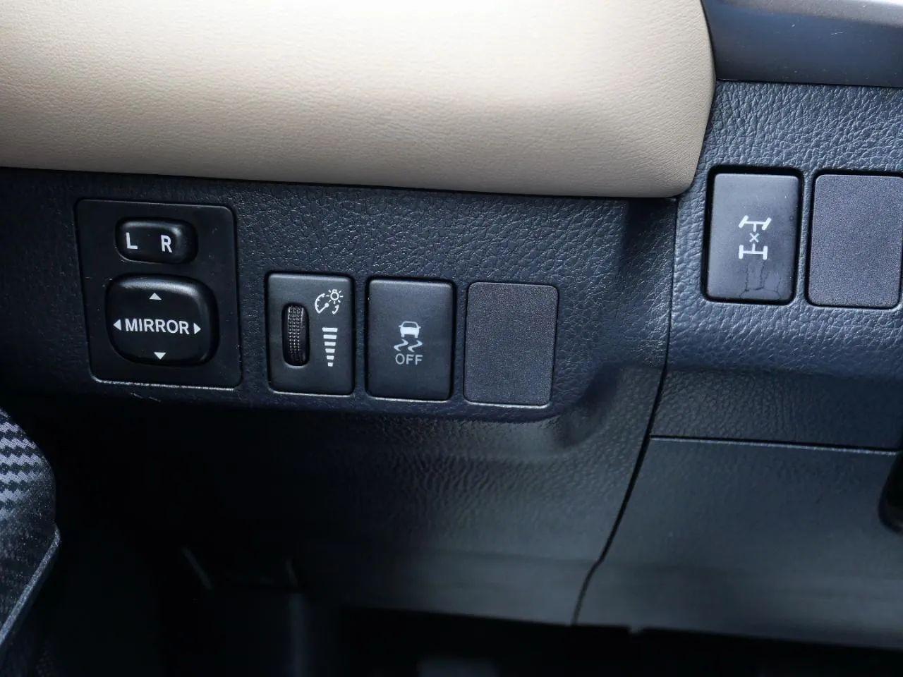 Toyota RAV4 AWD 4dr XLE (Natl) 2013