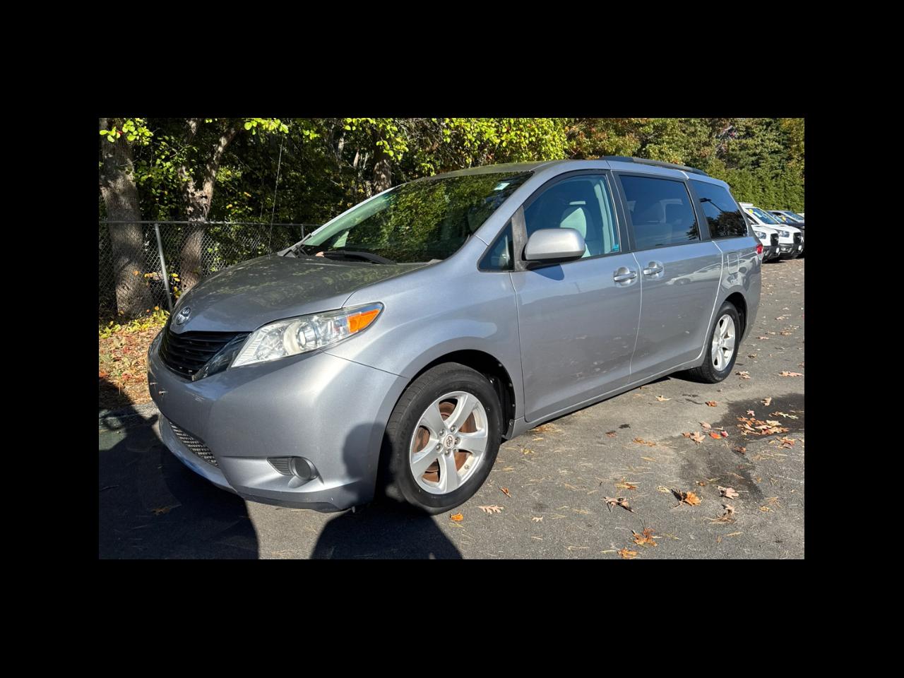Toyota Sienna 5dr 7-Pass Van V6 LE FWD (Natl) 2011