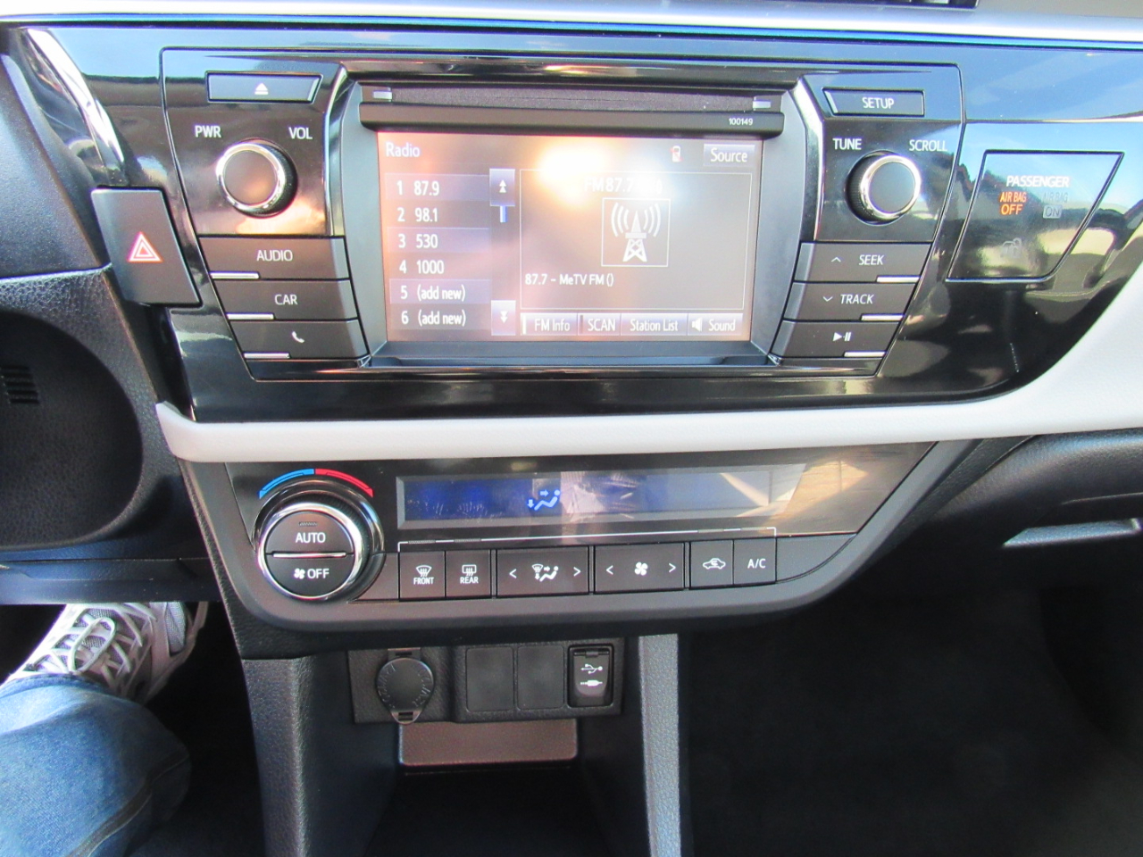 Toyota Corolla 4dr Sdn CVT LE Premium (Natl) 2015