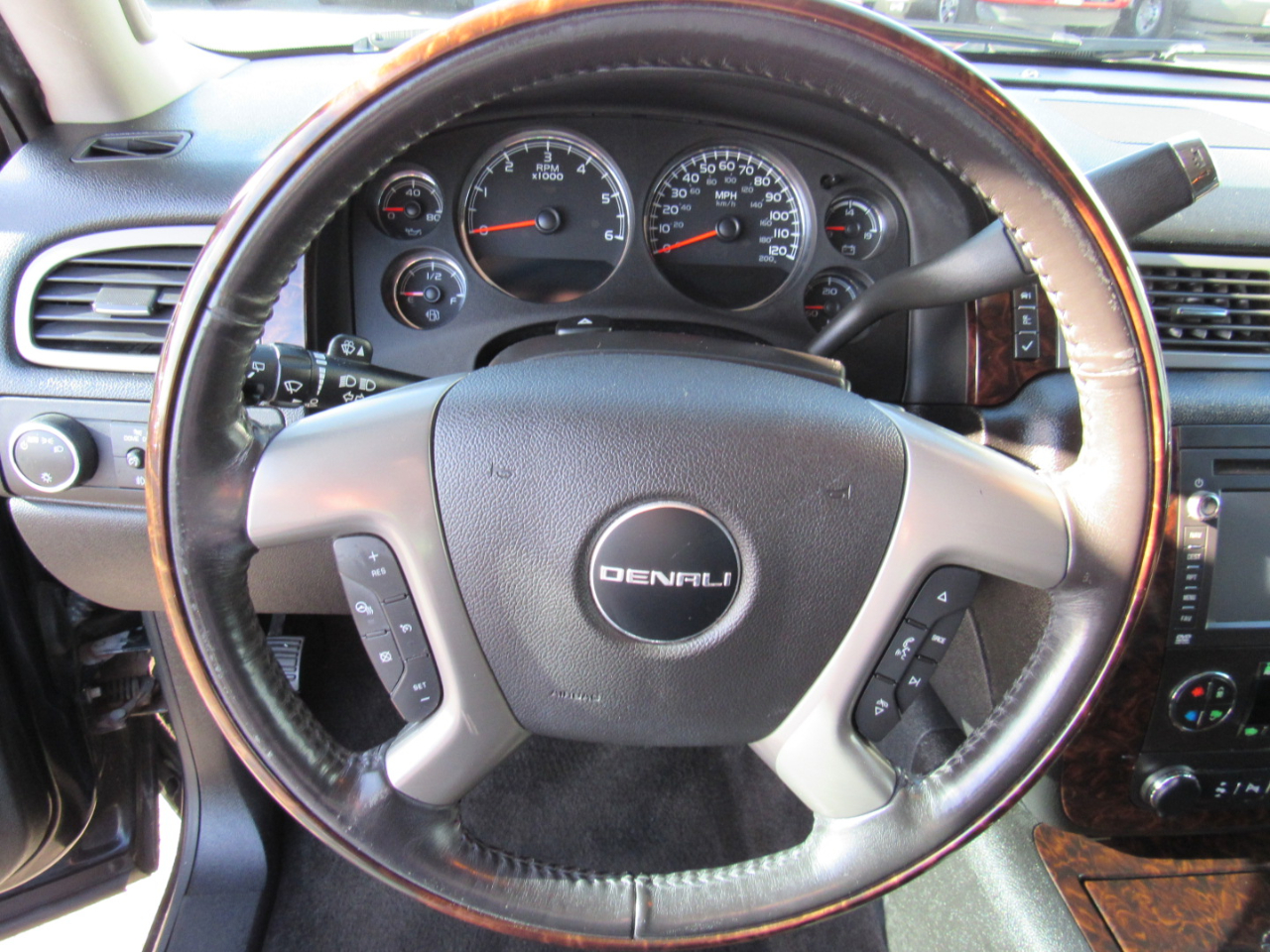 GMC Yukon XL AWD 4dr 1500 Denali 2013