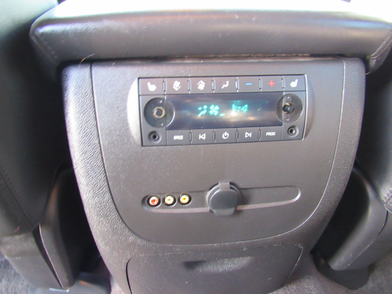 GMC Yukon XL AWD 4dr 1500 Denali 2013