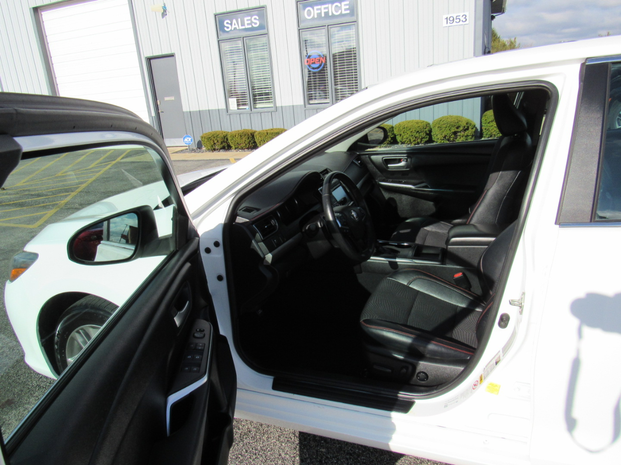 Toyota Camry SE Auto (Natl) 2017